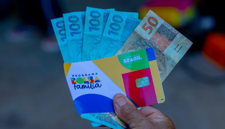 Muitos beneficiários estão se perguntando se vai ter aumento no Bolsa Família em 2025. Confira.