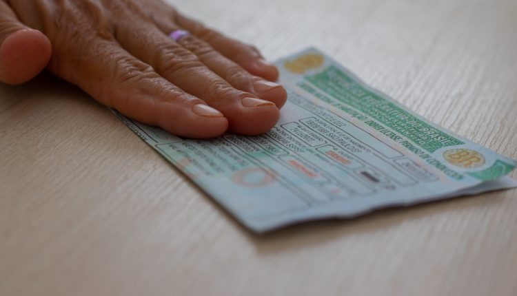 Vai fazer a prova para tirar CNH? Veja como funcionam os simulados do Detran para ajudar.