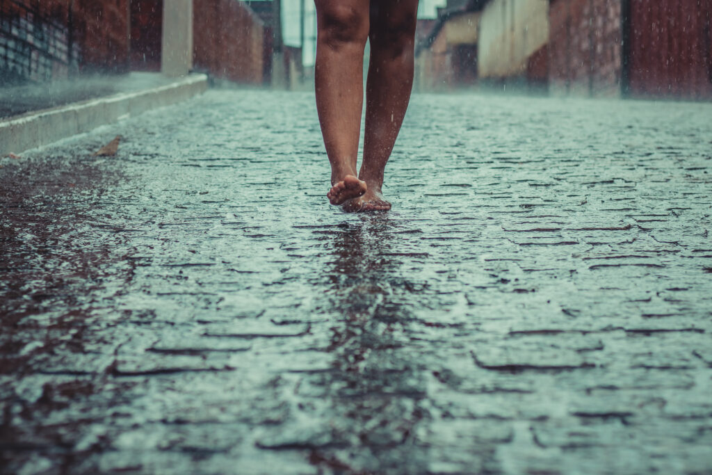 Um novo alerta de chuva e de frente fria acabou de ser emitido. Confira as novidades.