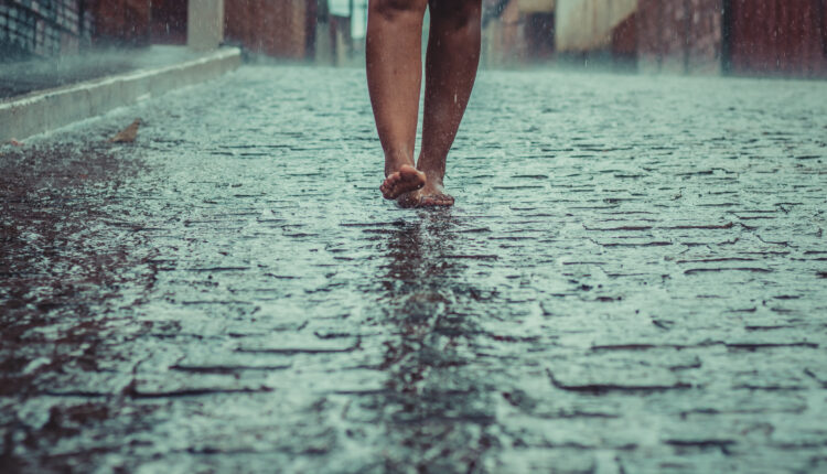 Um novo alerta de chuva e de frente fria acabou de ser emitido. Confira as novidades.