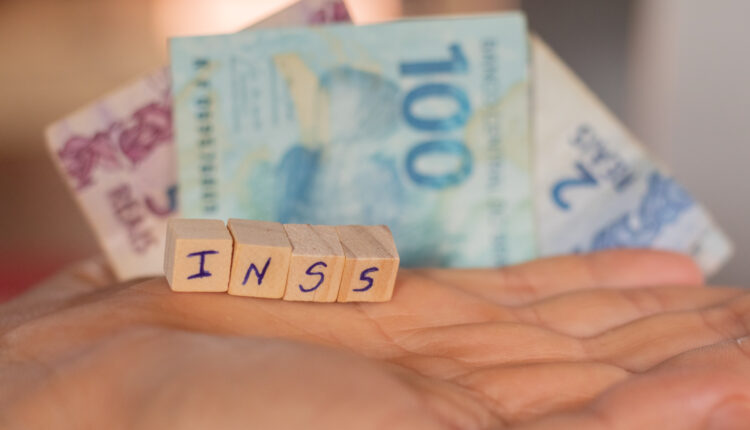Aposentados do INSS.