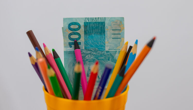 Se você quer saber como funciona o auxílio material escolar, confira os detalhes.