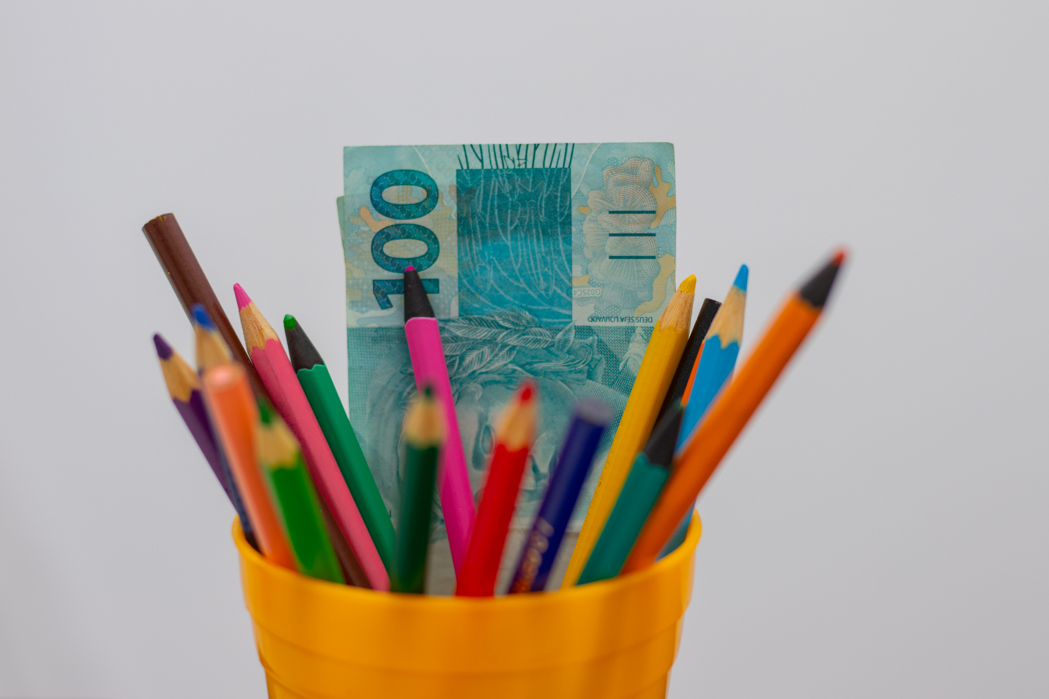 Se você quer saber como funciona o auxílio material escolar, confira os detalhes.