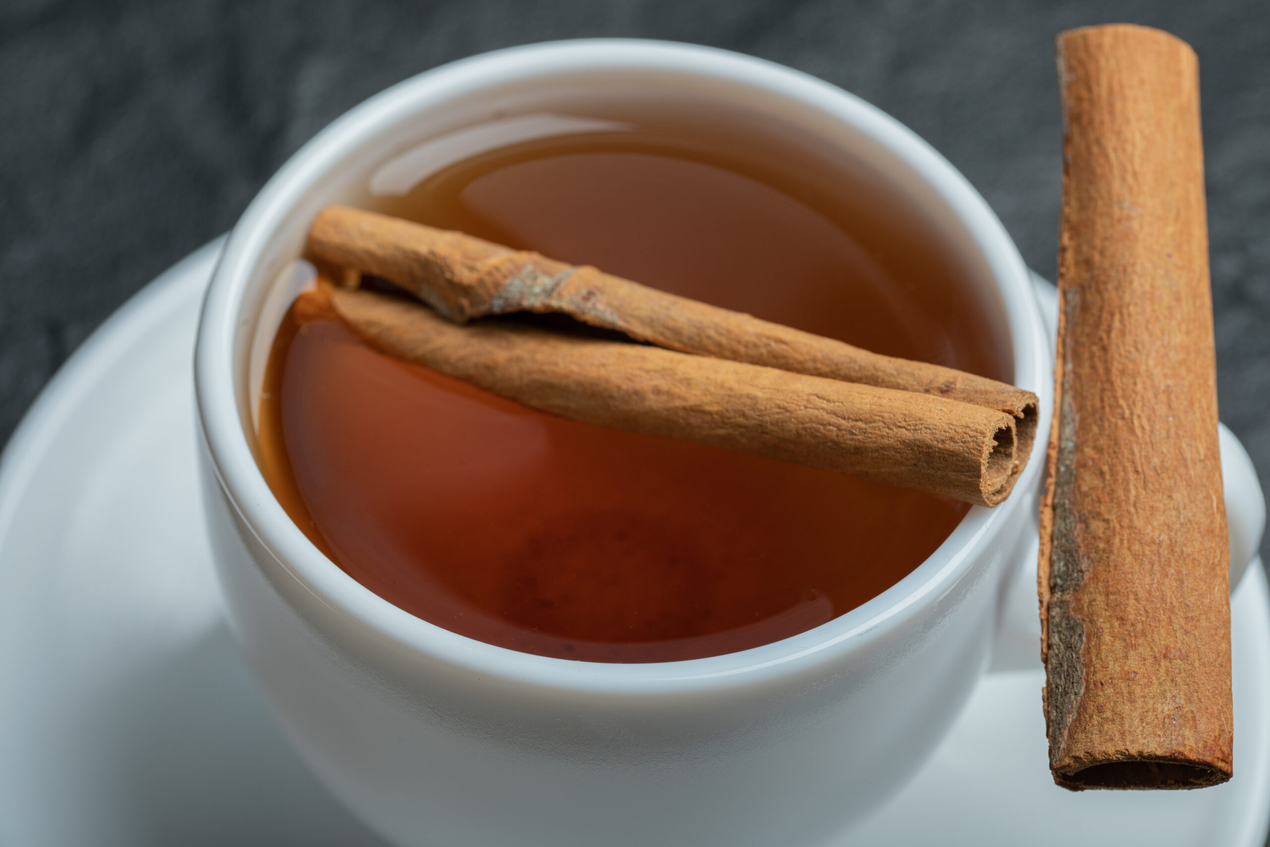 O benefício do chá de canela vai muito além do que se sabe superficialmente. Confira.