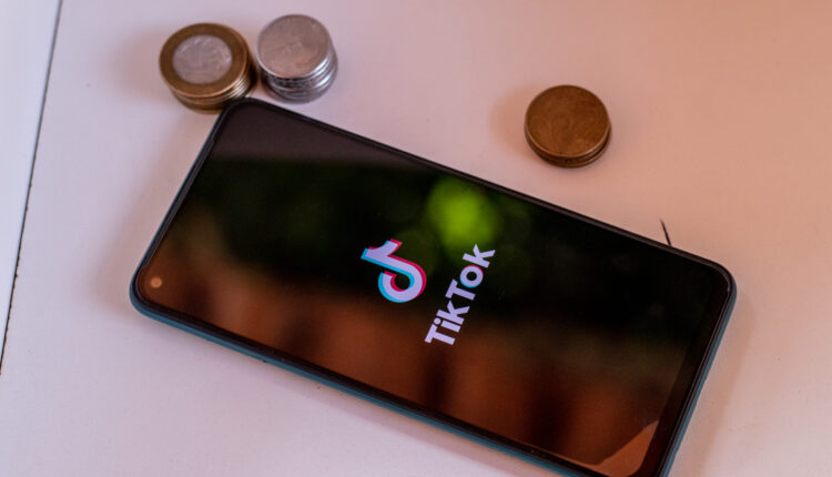 O TikTok passou a restringir filtros de embelezamento, mas não para todos os usuários. Confira.