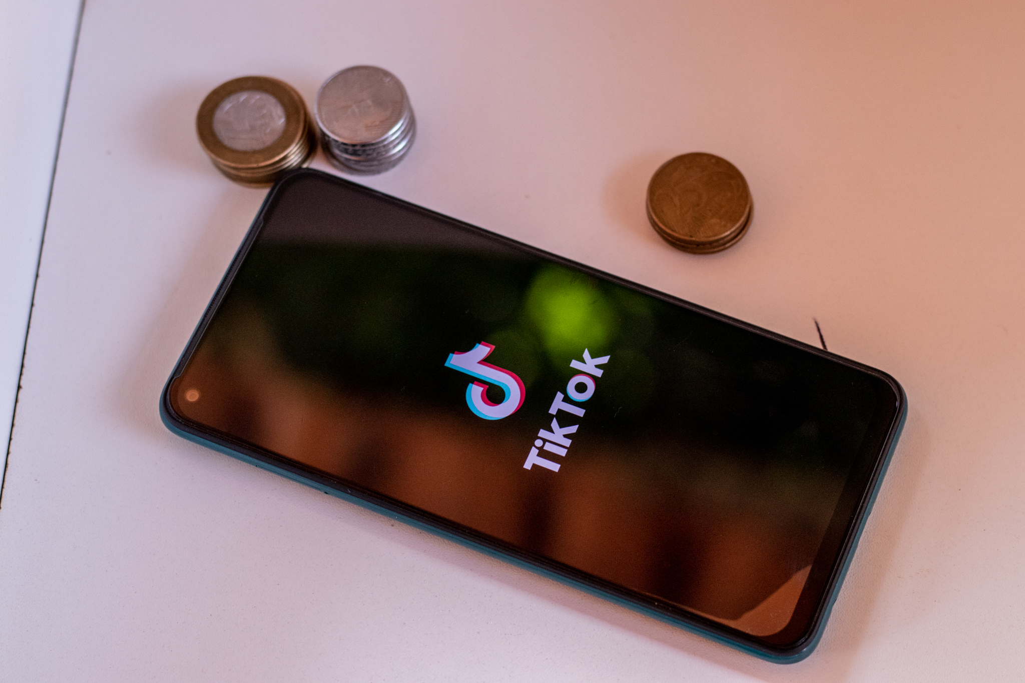 O TikTok passou a restringir filtros de embelezamento, mas não para todos os usuários. Confira.