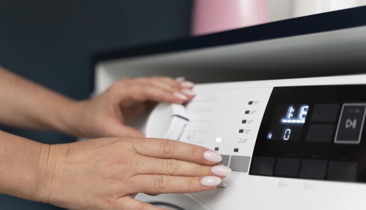 Os eletrodomésticos que mais gastam energia podem estar na sua casa e você nem sabe.