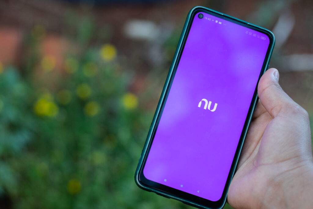 Se você está em dívida com o Nubank, veja como quitar sem ter problemas financeiros.
