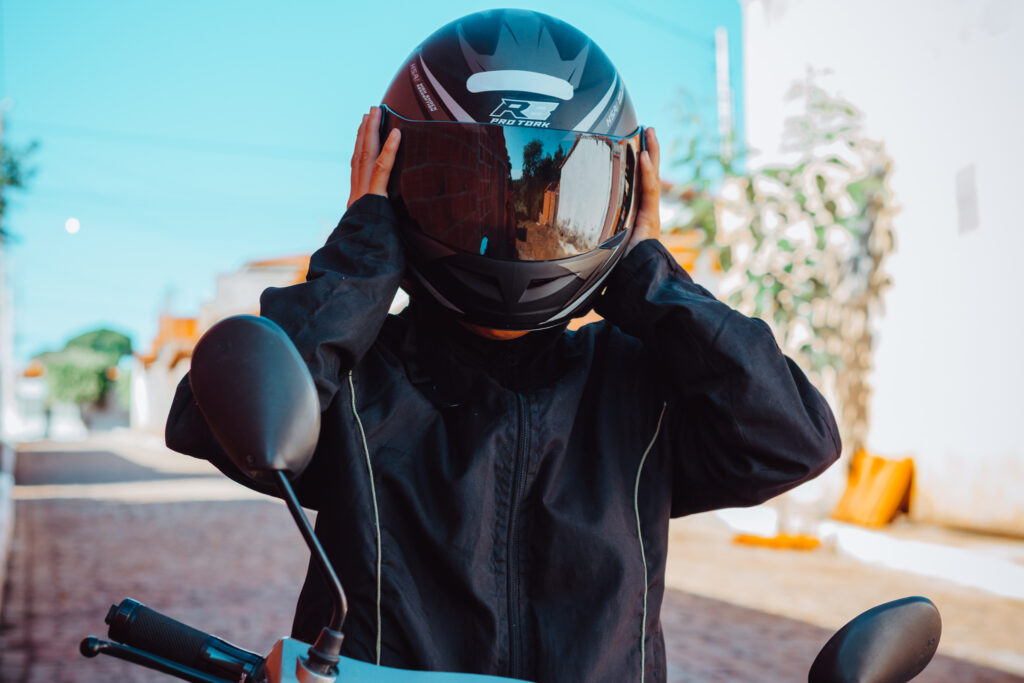 Idade máxima para pilotar moto.