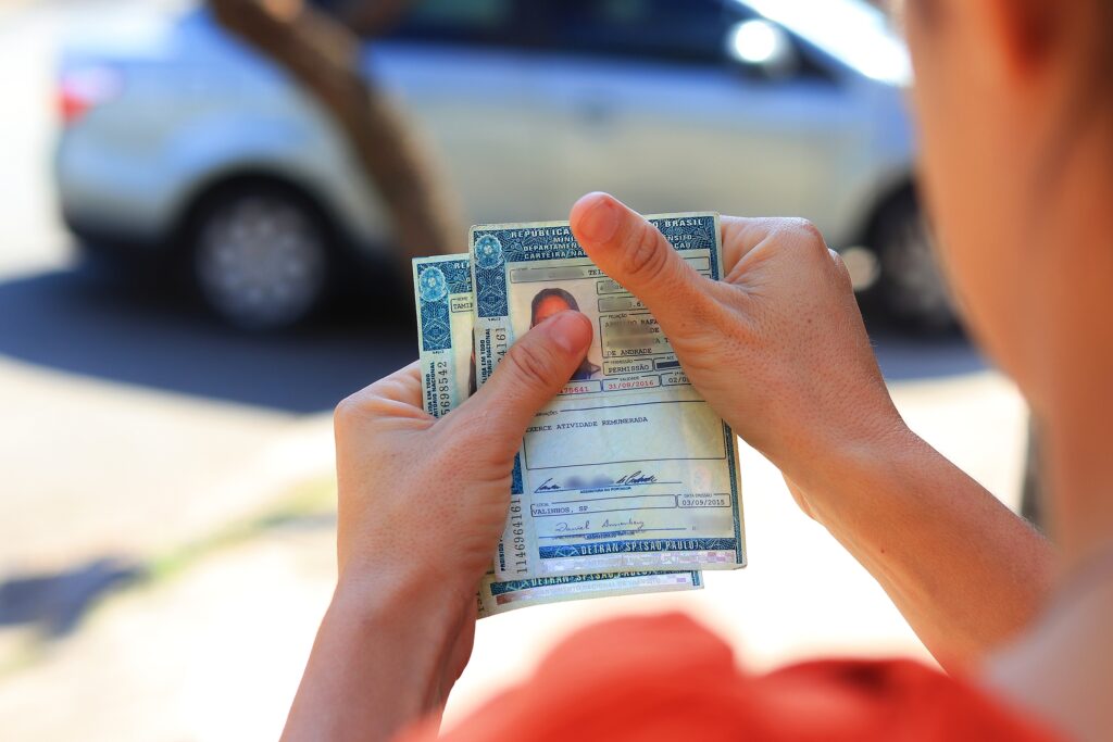 Milhares de brasileiros inadimplentes podem perder a CNH e outros documentos por dívidas.