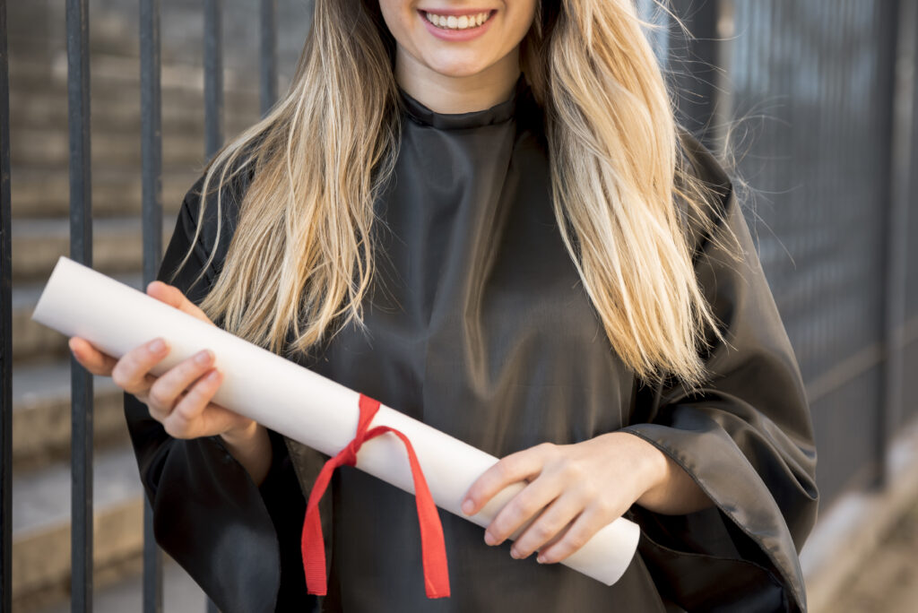 Pensando em quais cursos superiores fazer para ganhar dinheiro? Veja os melhores.