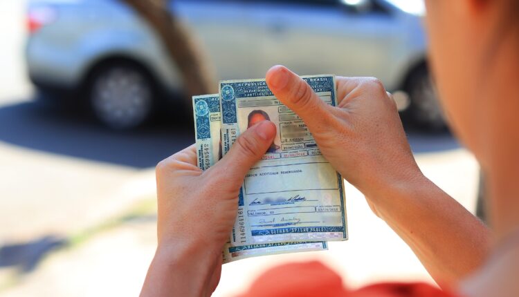 Se você não quer ter problemas no trânsito, veja quais documentos manter no celular.