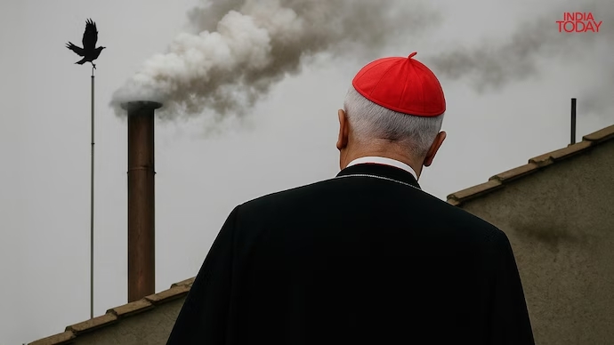 Já parou para pensar no que as cores das fumaças indicam durante a escolha do papa? Confira.