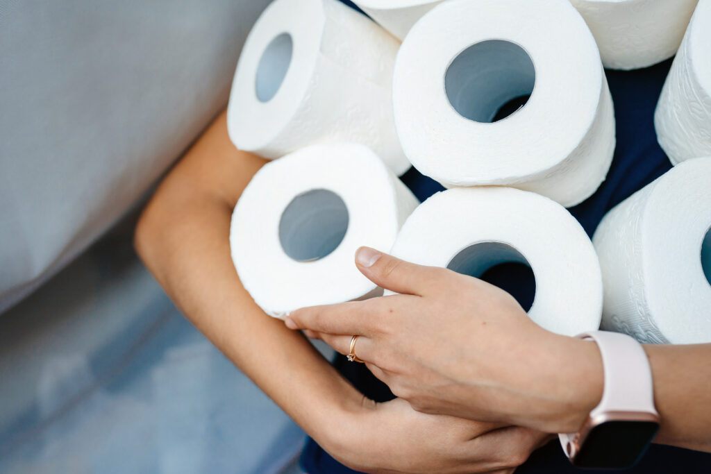 No Brasil, os especialistas não recomendam jogar papel higiênico no vaso. Entenda.
