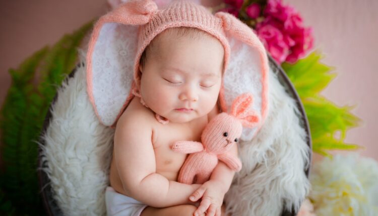 O bebê reborn pode ser uma boa opção para quem gosta de coleções ou quer adotar uma boneca diferente.