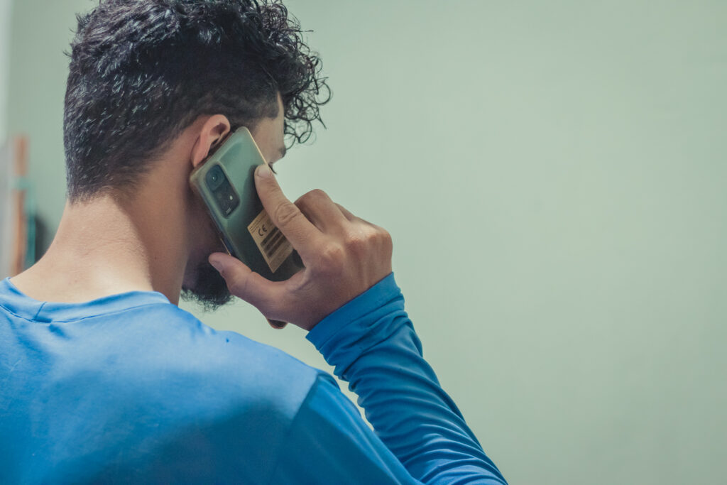 Você não aguenta mais ouvir o celular tocar e quer bloquear ligações automáticas? Veja como fazer isso.
