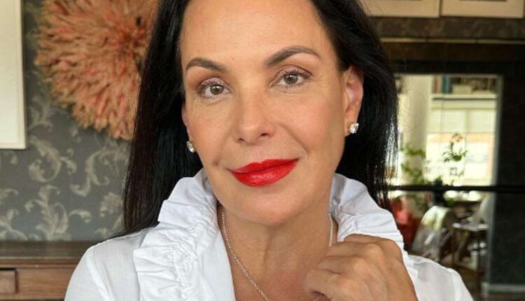 Carolina Ferraz solta o verbo após comentários etaristas após postar vídeo de skincare