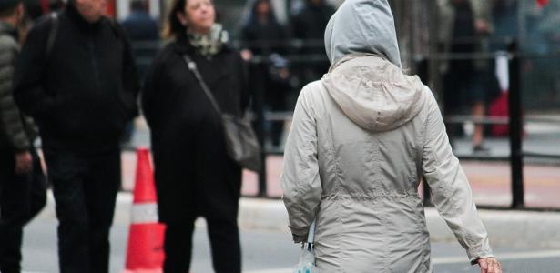 25.ago.2024 - Pedestres se protegem do frio na Avenida Paulista, região central de São Paulo