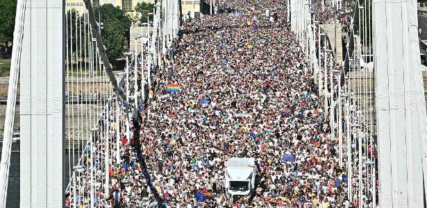 28.jun.2025 - Multidão vai à parada LGBTQ+ de Budapeste em desafio a Orbán