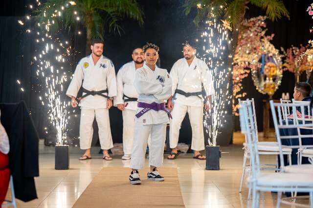 Debutante troca vestido por kimono e surpreende convidados com luta no tatame