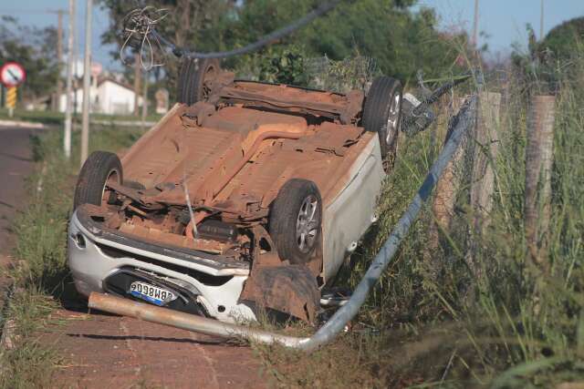Motorista capota carro após derrubar poste em Campo Grande neste domingo