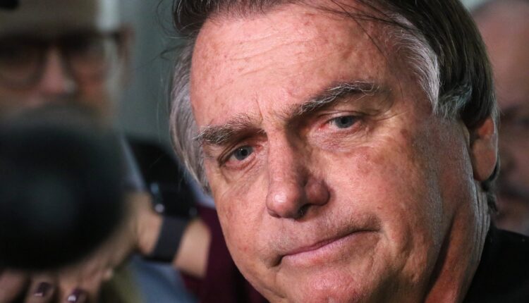 Bolsonaro passa mal durante agenda em Goiás e retorna a Brasília