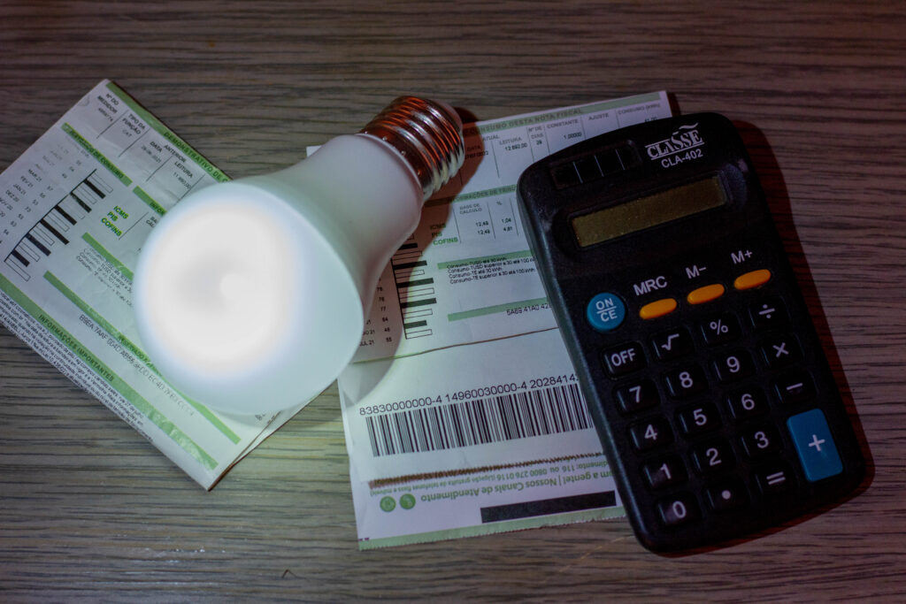 A conta de luz deve aumentar consideravelmente nos próximos meses. Confira.