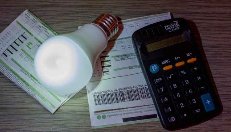 A conta de luz deve aumentar consideravelmente nos próximos meses. Confira.