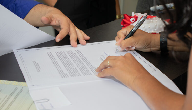 Pensando em estabelecer união estável ou assinar um contrato de namoro? Veja as vantagens de ambos.