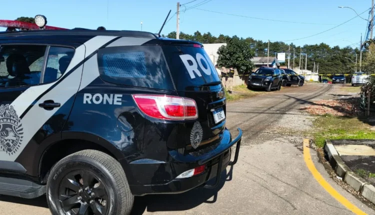 Viaturas da Rone em frente à casa onde o homem conhecido como