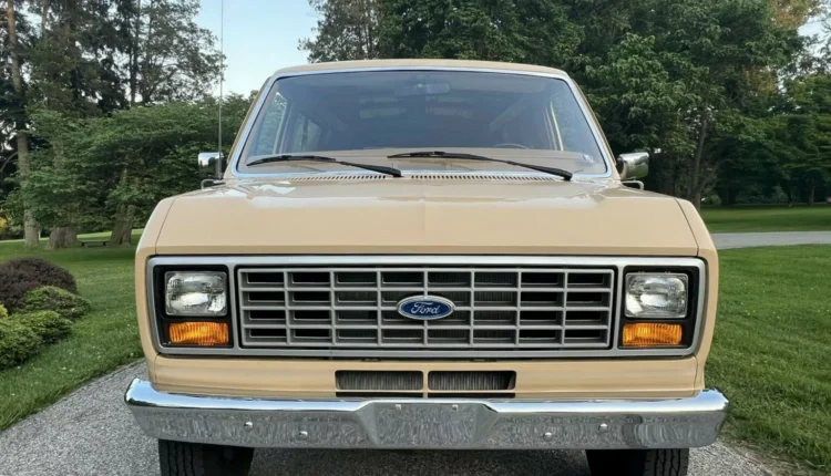 Ford Econoline E-250 XL 1985 impecável vai a leilão nos EUA – Fipe Carros