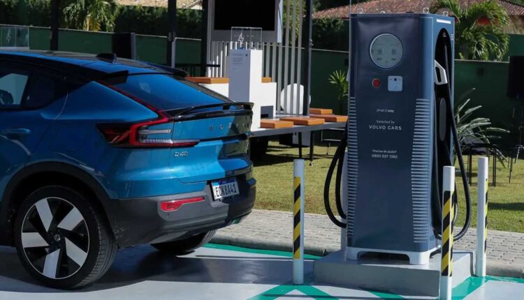 Volvo é premiada por rede de recarga em rodovias no Energy Summit