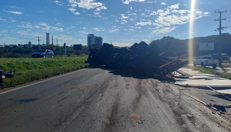 Pista da BR-376 é totalmente liberada após tombamento em PG