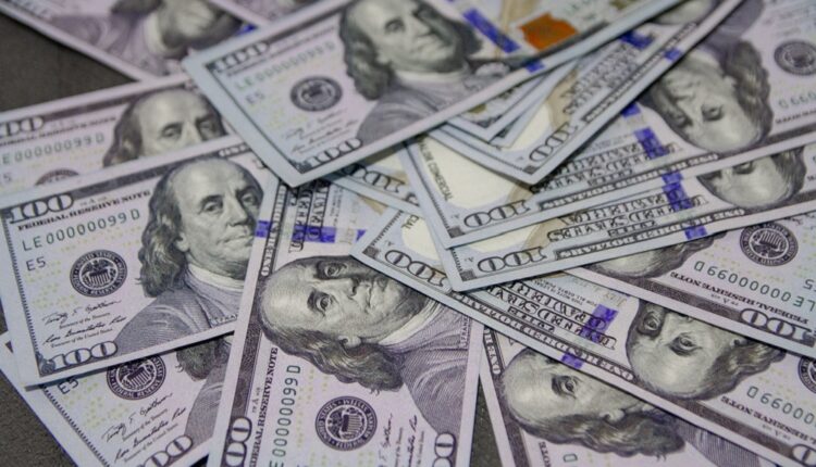 Dólar apresenta queda em meio a tensões no Oriente Médio