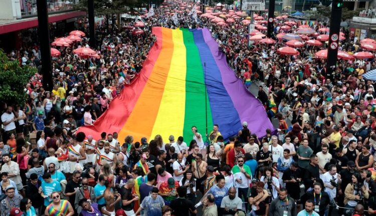 Entre leques e aplausos em SP, comunidade LGBT+ reinvidica envelhecimento digno e respeito à memória