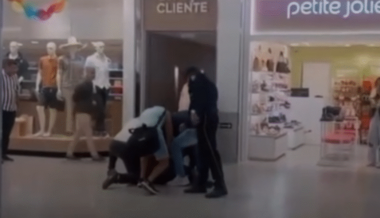 Homem entra em surto e ameaça cliente com faca em shopping de Salvador