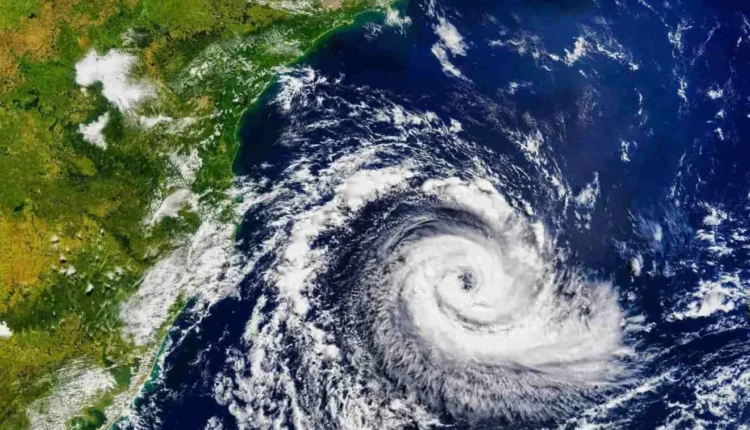 Imagem de satélite mostra formação de ciclone no oceano Atlântico