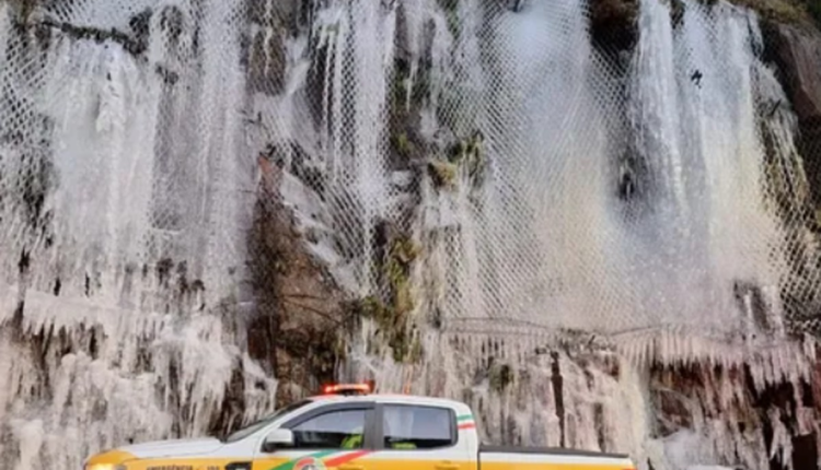 Frio que deve seguir até o fim de semana traz neve e congela 'cascata'