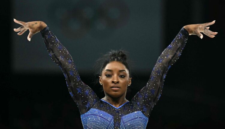 Simone Biles desativa perfil do X após briga com atleta sobre comentários transfóbicos