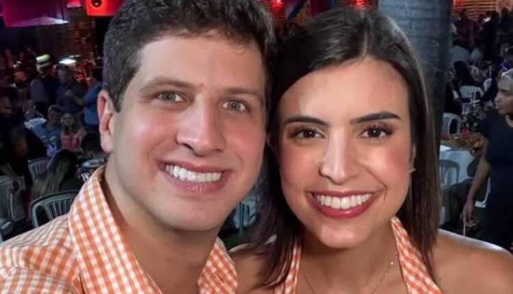 A saia-justa de Tabata Amaral com o namorado, João Campos