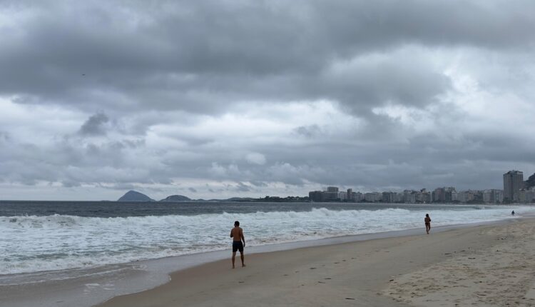 Previsão para esta terça-feira inclui queda de temperatura e possibilidade de chuva moderada pela manhã; confira
