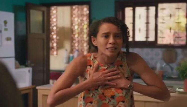 Raquel leva as mãos ao peito em cena de Vale Tudo