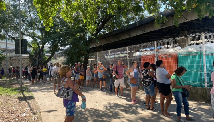 Posto do Jaé em Madureira é o único da Zona Norte aberto nesta sexta-feira, com fila que dá voltas na rua