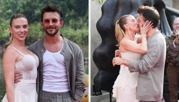 Scarlett Johansson, Jonathan Bailey Kiss