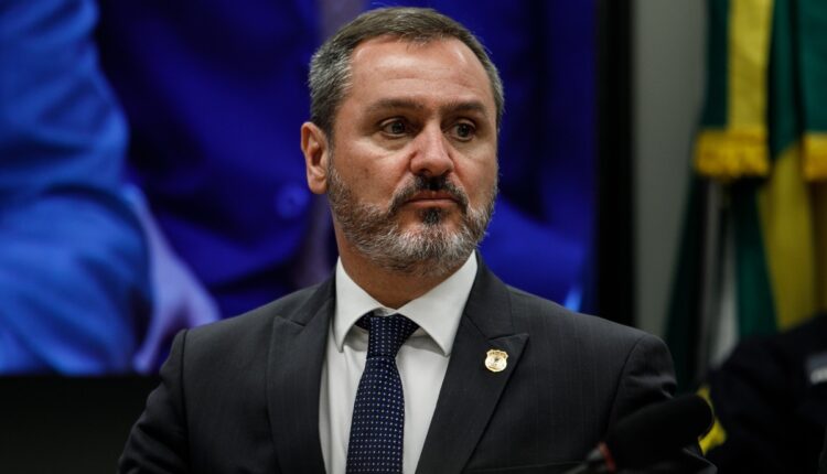Diretor da PF pede emendas e se envolve em confusão em ida à Câmara