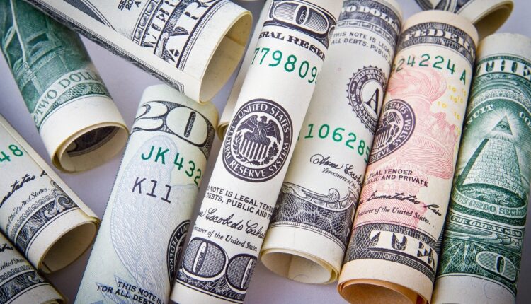 Câmbio: Dólar recua com melhora no exterior e apetite por risco