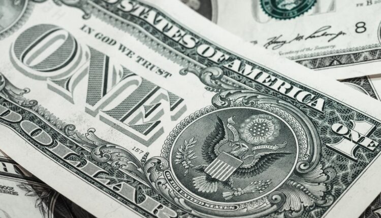 Câmbio: Dólar sobe com novas tarifas dos EUA e incerteza global