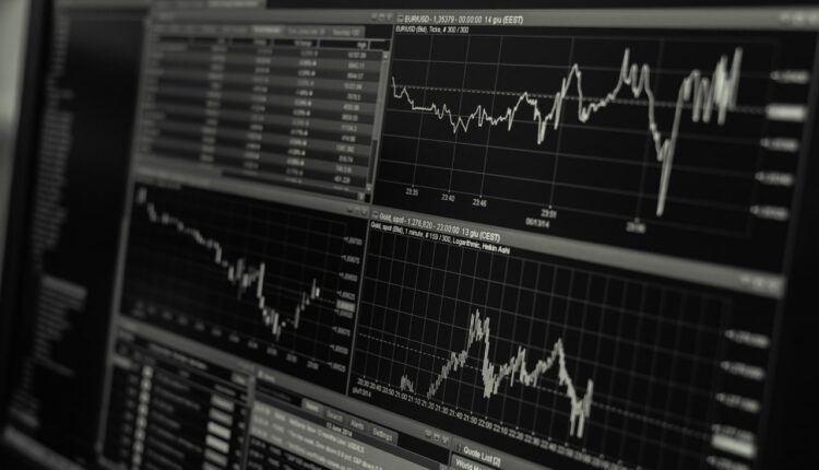 Câmbio: Dólar cai com alívio externo e petróleo em alta