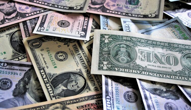 Câmbio: Dólar cai após real se fortalecer com desempenho de commodities