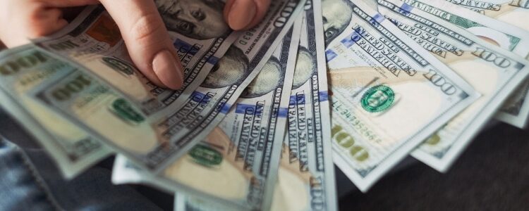 Câmbio: Dólar sobe após 3 quedas com tensão sobre IOF e treasuries